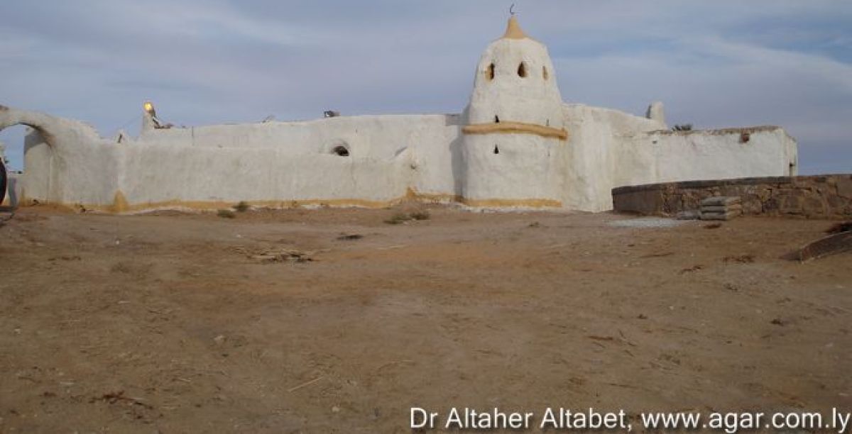 ترميم المسجد العتيق في قرية أقار الشاطئ التاريخية.