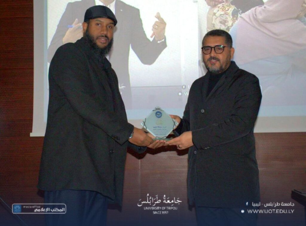 حفل ختام مبادرة "من المعرفة إلى الإتقان" للمكتب الموارد البشرية بجامعة طرابلس 2025 6 حفلة الاختتام 05